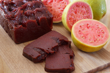 巴西甜點(diǎn) goiabada 與新鮮 goiaba