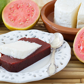Brazilian dessert Romeo and Juliet, Goiabada, Minas cheese
