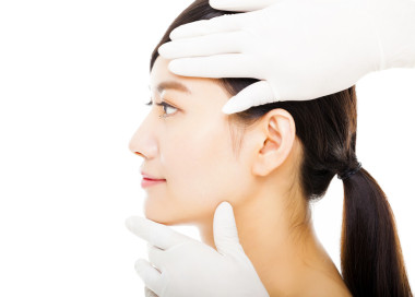 醫(yī)療美容概念特寫年輕女人臉