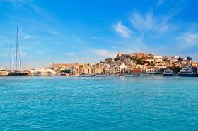 伊维萨岛 eivissa 镇与蓝色地中海