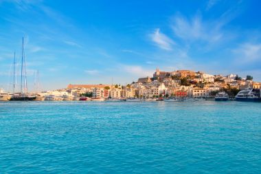 伊维萨岛 eivissa 镇与蓝色地中海