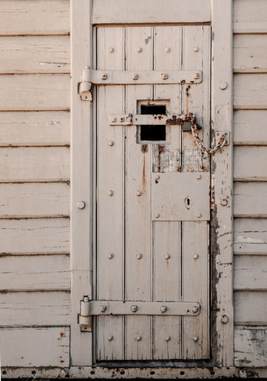 老與鏈和掛鎖鎖著的門