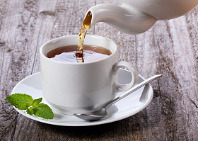 茶倒进杯茶图片