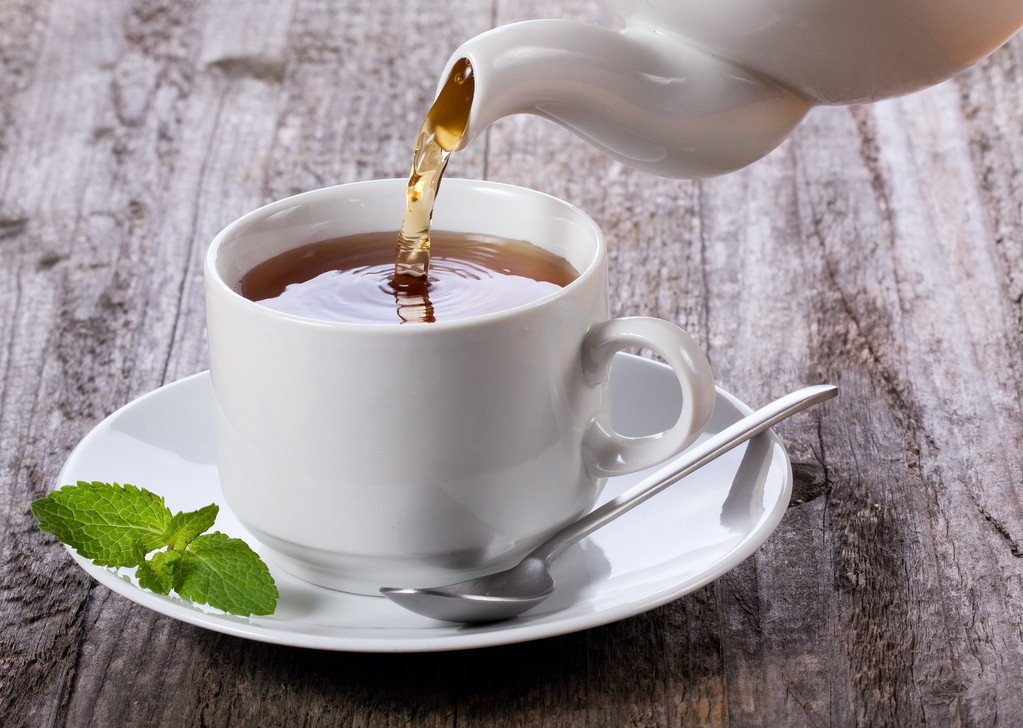 茶倒进杯茶图片