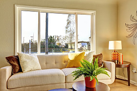 明亮的客厅里，用硬木.图片