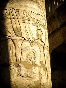 在卡纳克神庙的柱子大厅中的列 (卢克索，