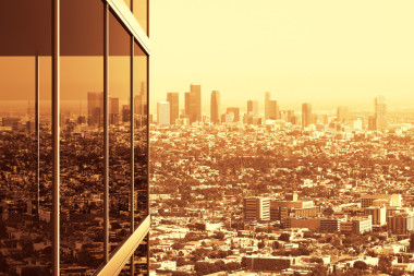 現(xiàn)代玻璃辦公大樓和