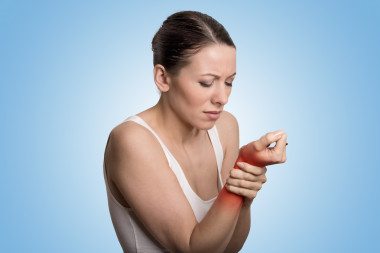 女人抱著她痛苦的手腕