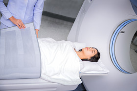 ct 扫描床上安眠的亚洲女士 