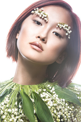 时尚美丽的东方女孩类型精致的自然妆容和鲜花美丽的脸