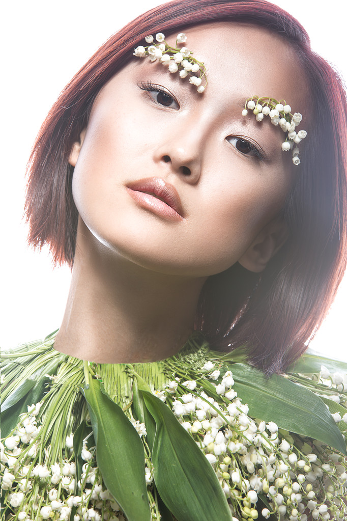 时尚美丽的东方女孩类型精致的自然妆容和鲜花美丽的脸