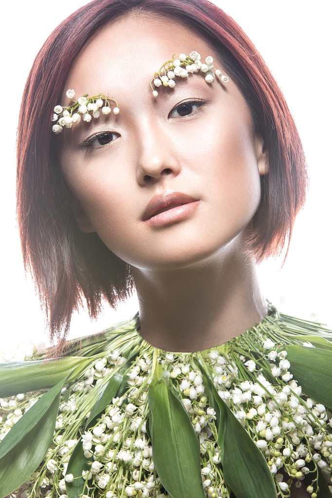 时尚美丽的东方女孩类型精致的自然妆容和鲜花美丽的脸