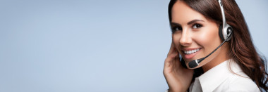 客戶支持電話運(yùn)營(yíng)商在耳機(jī)，對(duì)灰色