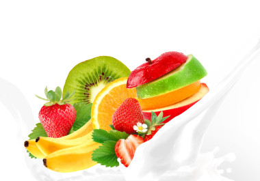 溅与水果混合牛奶