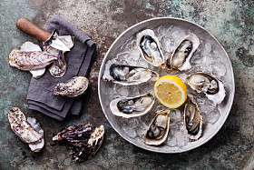 打开的牡蛎与冰和柠檬