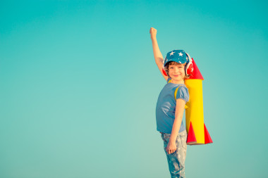 快乐的孩子在户外玩照片