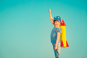 快乐的孩子在户外玩照片