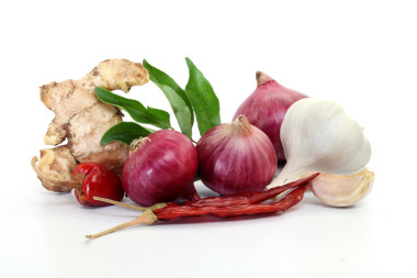 洋蔥、 大蒜、 生姜和紅辣椒上 w 孤立的靜物寫生