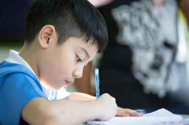年輕的亞洲男孩做作業(yè)照片