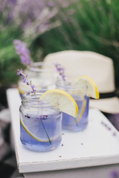 新鮮的檸檬，白色的木制托盤(pán)上自制薰衣草檸檬水