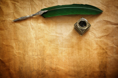 羽毛筆和墨水好在羊皮紙紙