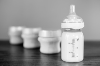 裝牛奶的奶瓶和一個秤