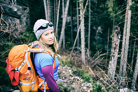 女人在寒冷黑暗的冬季森林远足