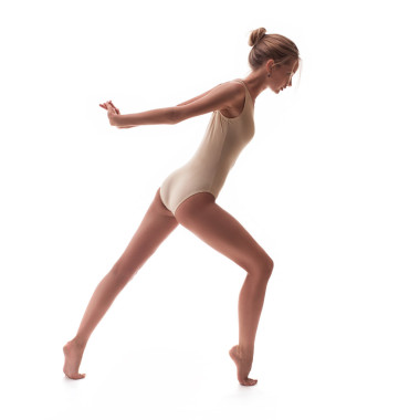 在米色的泳裝的年輕漂亮的舞伴