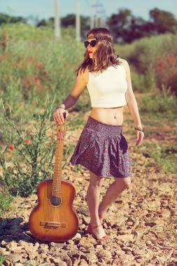 美麗的姑娘，一路上圖片