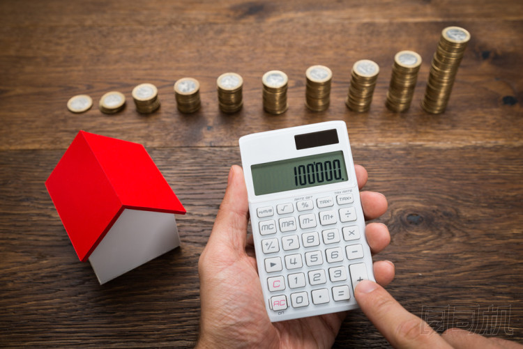 商人與硬幣和房子模型