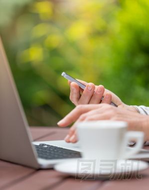 在花園里用筆記本電腦工作的婦女