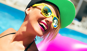 夏日快乐女孩泳池派对风