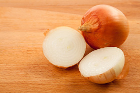 在木桌上洋葱图片