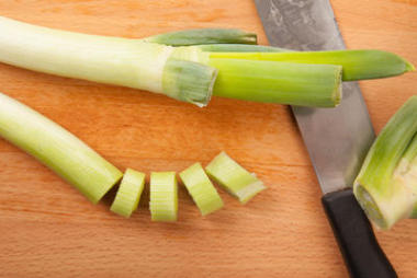 在砧板上切碎的韭菜