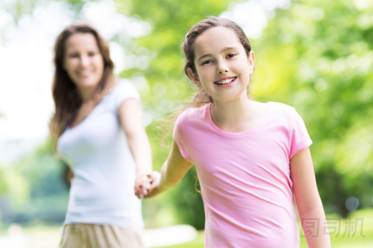 快樂母女倆手牽著手