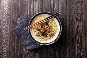 亚洲面条用牡蛎蘑菇照片