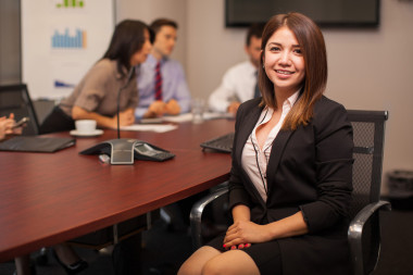 律師坐在會(huì)議室