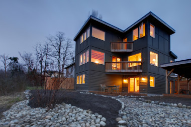 現(xiàn)代大型灰色建筑外墻在晚上圖片