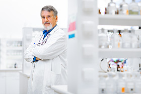开展科学研究在实验室中的高级男研究员