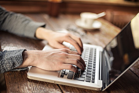 便携式计算机上工作的人图片