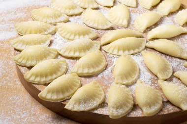 生的手工包餃子