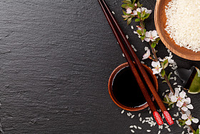 寿司筷子酱油和米饭