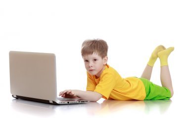 孩子躺在地板上