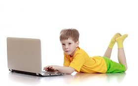 孩子躺在地板上