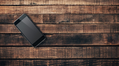 黑手機(jī)木制的桌子上