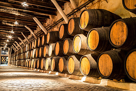 波尔图酒窖里的酒桶