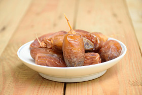 枣椰树的木板上图片