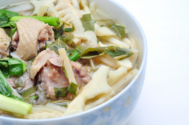 發(fā)髻王莽維生素或越南米粉與筍和鴨肉沙拉