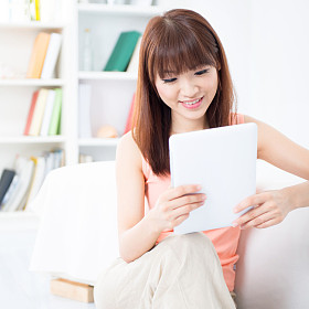 亚洲女孩和社交媒体概念