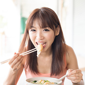 亚洲女孩吃饺子图片